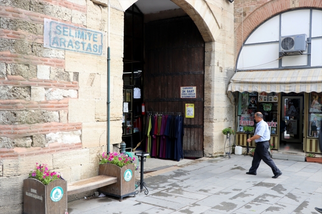 Selimiye Arastası her sabah esnafın bereket duasıyla açılıyor